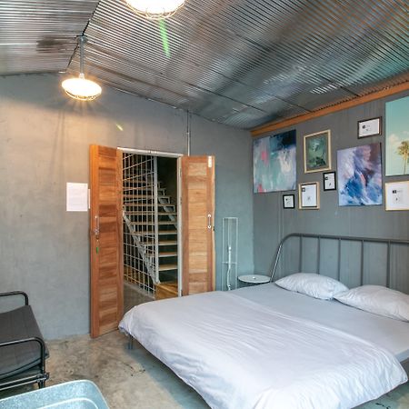 Zhelter'Bkk Pansiyon Bangkok Dış mekan fotoğraf